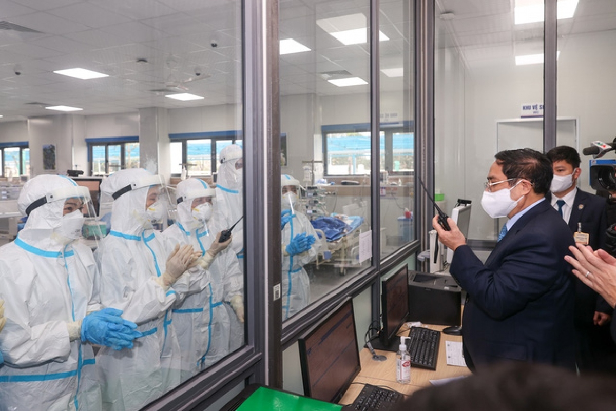 PM pays visit to Hanoi hospitals on Lunar New Year’s Eve